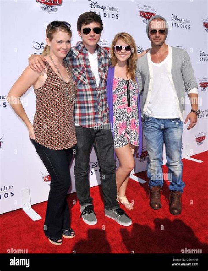 NICK ROBINSON, JOEY LAWRENCE, MELISSA JOAN HART – Celeb Secrets